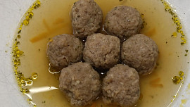 Polévka s játrovými knedlíčky