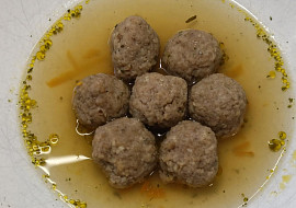 Polévka s játrovými knedlíčky