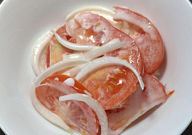 Rajčatový salát s majonézou a smetanou