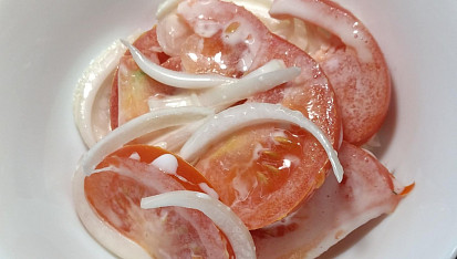 Rajčatový salát s majonézou a smetanou