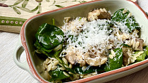 Těstoviny orzo se žampiony a baby špenátem