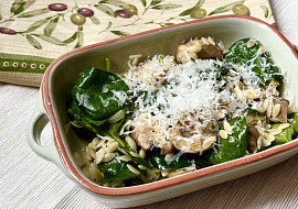 Těstoviny orzo se žampiony a baby špenátem