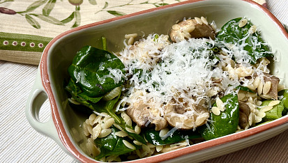 Těstoviny orzo se žampiony a baby špenátem