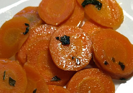 Voňavý mrkvový salát (Výborné, chutí teplé i studené.)