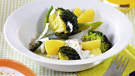 Brokolice s bramborami a jogurtovou omáčkou