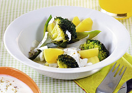 Brokolice s bramborami a jogurtovou omáčkou