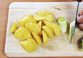 Brokolice s bramborami a jogurtovou omáčkou