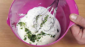 Brokolice s bramborami a jogurtovou omáčkou