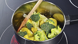 Brokolice s bramborami a jogurtovou omáčkou