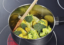 Brokolice s bramborami a jogurtovou omáčkou