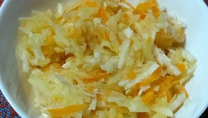 Celerovo-jablkovo-mrkvový salát