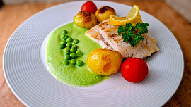Filé z tresky, hráškové pyré a opečené brambory