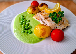 Filé z tresky, hráškové pyré a opečené brambory