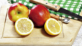 Jablíčka plněná mrkvovou pomazánkou