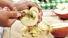 Jablíčka plněná mrkvovou pomazánkou