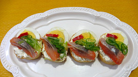 Jednohubky s matjesem a vajíčkem