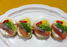 Jednohubky s matjesem a vajíčkem