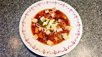 Polévka minestrone s mozzarellou