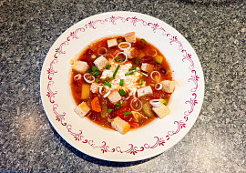 Polévka minestrone s mozzarellou