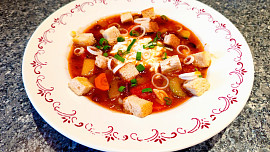Polévka minestrone s mozzarellou