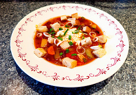 Polévka minestrone s mozzarellou