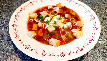 Polévka minestrone s mozzarellou