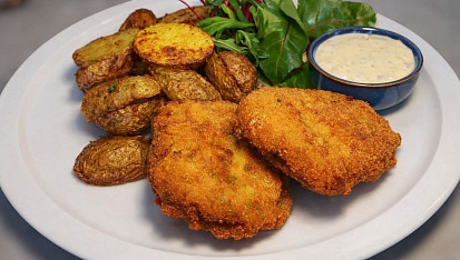 Vepřové karbanátky se sýrem a brokolicí