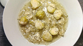 Cibulačka s růžičkovou kapustou