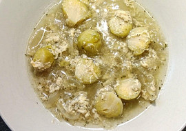 Cibulačka s růžičkovou kapustou