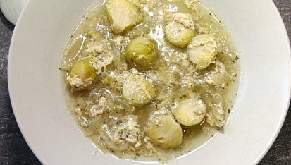 Cibulačka s růžičkovou kapustou