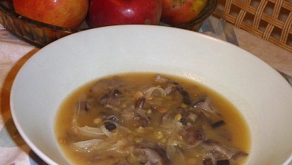 Houbová zelňačka s čočkou