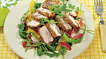 Krůtí medailonky v sezamovém kabátku se zeleninovým salátem