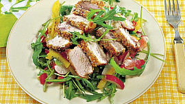 Krůtí medailonky v sezamovém kabátku se zeleninovým salátem