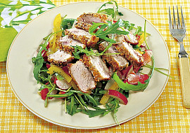 Krůtí medailonky v sezamovém kabátku se zeleninovým salátem