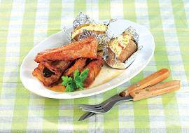 Medová žebírka a pečené brambory s bylinkovým tvarohem