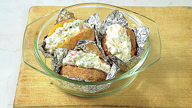 Medová žebírka a pečené brambory s bylinkovým tvarohem