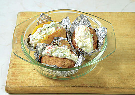 Medová žebírka a pečené brambory s bylinkovým tvarohem