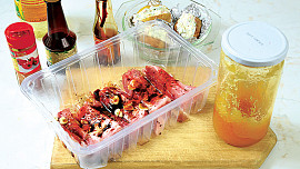 Medová žebírka a pečené brambory s bylinkovým tvarohem