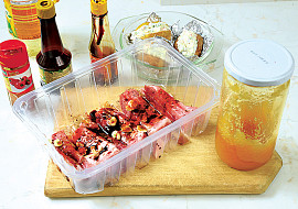 Medová žebírka a pečené brambory s bylinkovým tvarohem