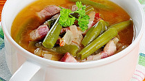 Polévka se slaninou, kysaným zelím a zelenými fazolkami