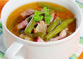 Polévka se slaninou, kysaným zelím a zelenými fazolkami