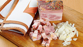 Polévka se slaninou, kysaným zelím a zelenými fazolkami