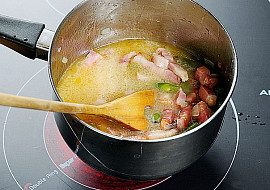 Polévka se slaninou, kysaným zelím a zelenými fazolkami