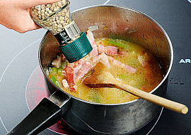 Polévka se slaninou, kysaným zelím a zelenými fazolkami