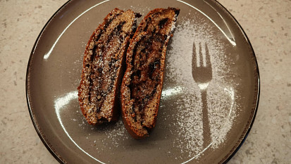 Sakrajda - perníkový závin s povidly a ořechy