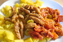 Sójové nudličky se zeleninou a bramborami