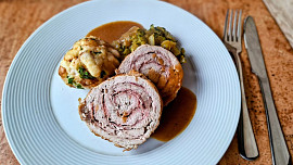 Vepřová roláda, cuketové zelí a karlovarský knedlík