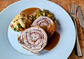 Vepřová roláda, cuketové zelí a karlovarský knedlík