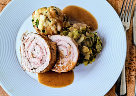 Vepřová roláda, cuketové zelí a karlovarský knedlík