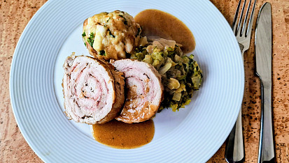 Vepřová roláda, cuketové zelí a karlovarský knedlík